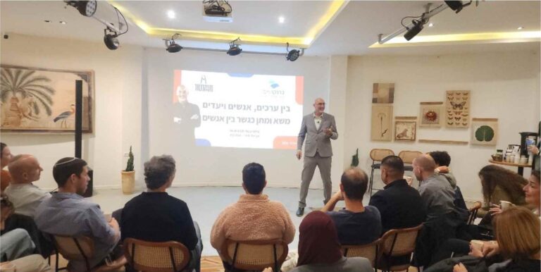 אביעד פאר מרצה מול קהל, ועל המסך: משא ומתן כגשר בין אנשים